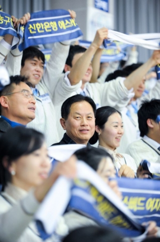 서진원 신한은행 은행장이 신입직원들과 함께 에스버드 올해 마지막 경기를 관중석에서 응원하는 모습