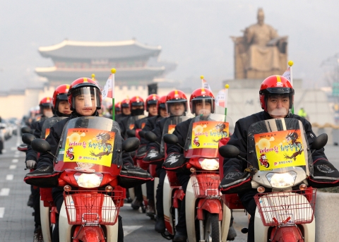 2012년 임진년 새해를 맞아 광화문우체국 집배원들이 2일 ‘2012 희망찬 출발 집배원 발대식’을 갖고 세종로에서 우편물의 신속•정확한 배달과 안전운행을 다짐하는 거리 퍼레이드를