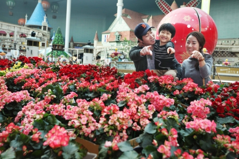 롯데월드는 국내 최초로 한 겨울에 오십만 송이 꽃을 체험할 수 있는 새해 첫 꽃 축제 &lt;플라워 페스티벌(Flower Festival)&gt;을 3월 4일까지 64일간 펼친다.