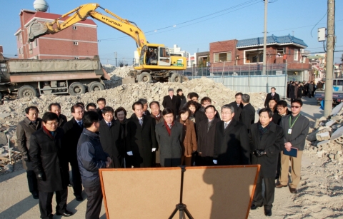 포항시 공무원들이 2일 시무식을 마친 후 동빈내항 복원 현장을 둘러보고 있다.