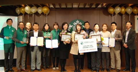 사진자료_㈜스타벅스커피 코리아(대표 이석구_사진 왼쪽부터 5번째)가 1월 2일 소공동 본사에서 2012년 시무식을 개최하고, 2011 Best CSR 지역을 선정해 수상했다.