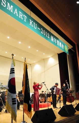 건국대학교는 2일 교내 새천년관 대공연장에서 2012년 신년 하례회를 갖고, ‘온리 원(Only One) 글로컬(Glocal)대학’이라는 발전 목표를 향한 변화와 혁신을 다짐했다.