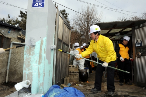 강운태 광주시장, 사랑의집 고쳐주기 봉사로 새해 업무 시작