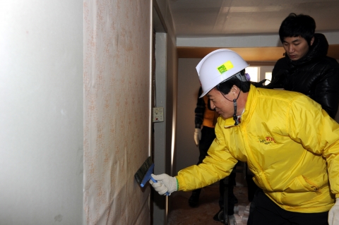 강운태 광주시장, 사랑의집 고쳐주기 봉사로 새해 업무 시작