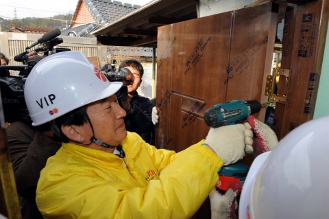 강운태 광주시장, 사랑의집 고쳐주기 봉사로 새해 업무 시작