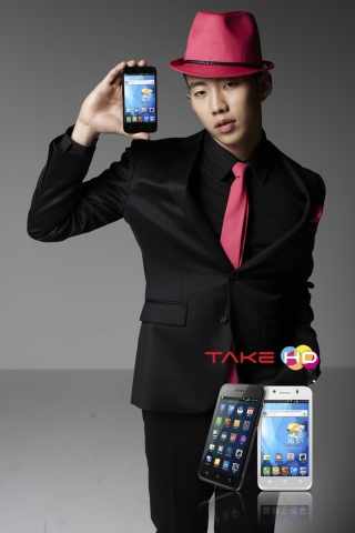 kt테크는 현존 스마트폰 중 가장 선명한 화면을 자랑하고, 다양한 장치와 연결 가능한 확장성을 지닌 스마트폰 ‘테이크 HD’를 출시했다. 사진은 ‘테이크 HD’의 공식모델인 가수 