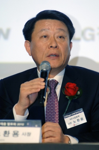 2012년 1월 4일 남산 반얀트리 클럽앤스파에서 열린 LG 휘센 에어컨 신제품 발표회에서 AE사업본부장 노환용 사장이 인터뷰를 하고 있다.