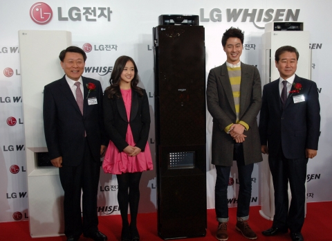 2012년 1월 4일 남산 반얀트리 클럽앤스파에서 열린 LG 휘센 에어컨 신제품 발표회에서 왼쪽부터 AE사업본부장 노환용 사장, 국가 대표 체조선수 손연재씨, 휘센 광고모델 조인성
