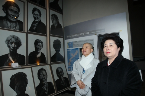 김금래 여성가족부 장관이 1월 4일(수) 오후, 경기도 광주 일본군 위안부 피해자 거주시설인 '나눔의 집'을 찾아 일본군위안부역사관을 돌아보고 있다.