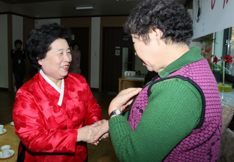 김금래 장관이 일본군 피해자 강일출 할머니의 손을 잡고 따뜻한 위로와 함께 새해 인사를 하고 있다.