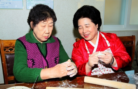 위안부 피해자 거주시설 '나눔의 집'을 찾은 김금래 장관이 위안부 할머니에게 대접할 만두를 빚으며 담소를 나누고 있다.