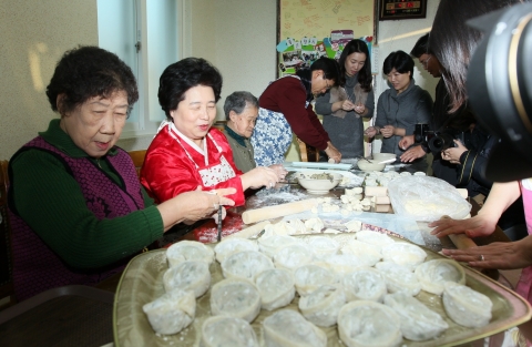 위안부 피해자 거주시설 '나눔의 집'을 찾은 김금래 장관이 위안부 할머니에게 대접할 만두를 빚으며 담소를 나누고 있다.