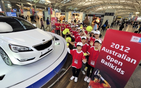 4일 오후, 출발에 앞서 인천공항에 모여 힘찬 출발을 준비하고 있는 2012 호주오픈 볼키즈 한국대표들.