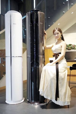 삼성전자가 강력한 냉방 성능은 기본적으로 갖추고, 스마트 기능을 대폭 강화한 2012년 에어컨 신제품 라인업을 선보였다. 사진은 논현동 삼성 솔루션 전시장에서 삼성전자 모델이 신제