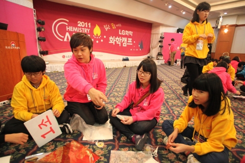 '젊은 꿈을 키우는 LG화학 화학캠프'에 참가한 학생들이 실험을 하기 전 원리에 대해 토의를 하고 있다.