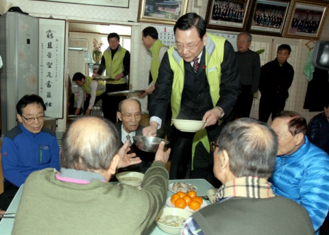 영광군 간부공무원 '무료급식 봉사활동' 전개