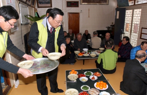 영광군 간부공무원 '무료급식 봉사활동' 전개