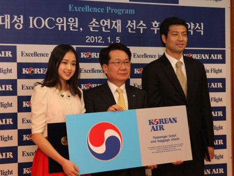 대한항공은 1월 5일 오전 서울 공항동 본사에서 지창훈 총괄사장, 문대성 IOC선수위원, 손연재 선수 등이 참석한 가운데 ‘엑설런스 프로그램’ 후원 협약식을 가졌다. 후원 협약식 