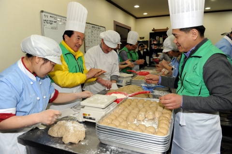 강운태 광주시장, 사회적기업에서 봉사활동 펼쳐