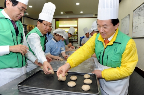 강운태 광주시장, 사회적기업에서 봉사활동 펼쳐