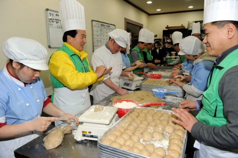 강운태 광주시장, 사회적기업에서 봉사활동 펼쳐