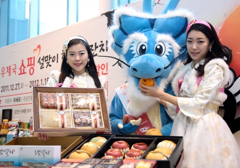 임진년 설을 맞아 우리 농수축산물을 최대 20% 할인해주는 우체국쇼핑 팔도특산물전이 5일 중앙우체국에서 열려 용과 어린이, 홍보모델이 사과, 배 등 우리 농수산물을 소개하고 있다.