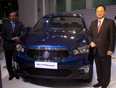 쌍용차 이유일 사장(사진오른쪽)과 마힌드로 고엔카 사장이 코란도스포츠 앞에서 포즈를 취하고 있다.