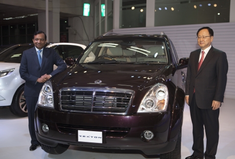 쌍용차 이유일 사장(사진오른쪽)과 마힌드로 고엔카 사장이 렉스턴 앞에서 포즈를 취하고 있다.
