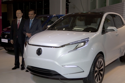 쌍용차 이유일 사장(사진왼쪽)과 마힌드로 고엔카 사장이 코란도 E 앞에서 포즈를 취하고 있다.