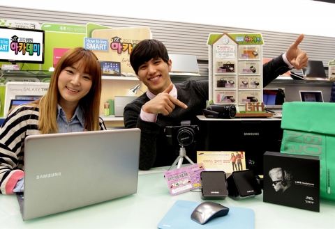 삼성전자 모델이 삼성전자 디지털프라자 강서본점에서 아카데미 행사를 소개하는 모습.