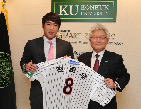왼쪽부터 프로야구 2011년 시즌 ‘득점왕’ 롯데 자이언츠 외야수 전준우 선수,  건국대 김진규 총장