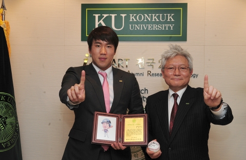 왼쪽부터 프로야구 2011년 시즌 ‘득점왕’ 롯데 자이언츠 외야수 전준우 선수,  건국대 김진규 총장