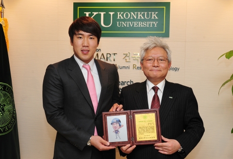 왼쪽부터 프로야구 2011년 시즌 ‘득점왕’ 롯데 자이언츠 외야수 전준우 선수,  건국대 김진규 총장