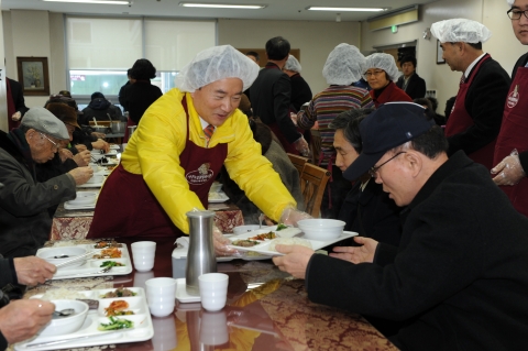 강운태 광주시장, 경로식당 사랑의 급식봉사