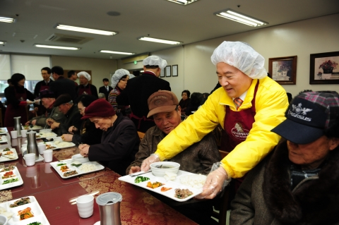 강운태 광주시장, 경로식당 사랑의 급식봉사