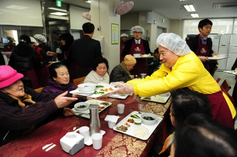 강운태 광주시장, 경로식당 사랑의 급식봉사