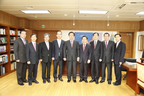 왼쪽부터 홍승활 대구시 행정관리국장, 박의식 경북도 정책기획관, 김연창 대구시 경제부시장, 윤종진 경북도 기획조정실장, 김범일 대구시장, 이주석 경북도 행정부지사, 여희광 대구시 