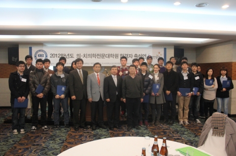 2011년 12월 21일 진행된 합격자 축하연 기념 사진