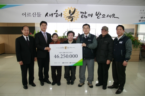 동국제강 김두호 전무(오른쪽에서 세번째), 동국제강 노동조합 박상규 위원장(오른쪽에서 첫번째).