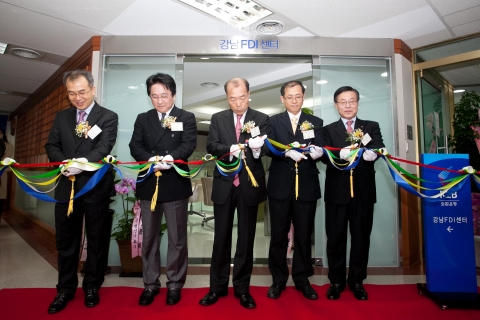 9일 강남 테헤란로에 위치한 외환은행 강남외환센터 2층  강남FDI센터 개점식에서 윤종호 외환은행 부행장(사진 왼쪽에서 세번째 )과 신현승 외환은행 외국고객영업본부장(사진에서 맨오