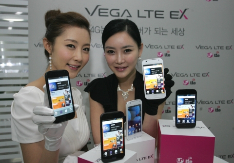 스카이 모델이 LG 유플러스를 통해 출시 되는 2012년 첫 번째 LTE 스마트폰 ‘베가 LTE EX (IM-A820L)’를 시연하고 있는 모습.