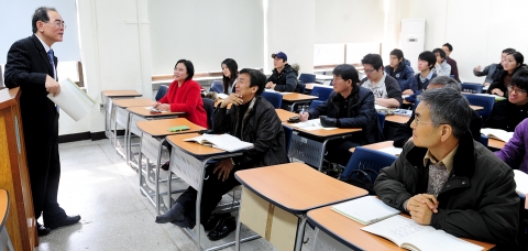 건국대 인문학연구원이 일감학당 개설 첫 사업으로 지난 2일부터 건국대 인문관강의실에서 시작한 겨울방학 한문강좌와 맹자특강에는 학생과 시민들이 참여해 한자와 맹자 배우기에 열중하고 