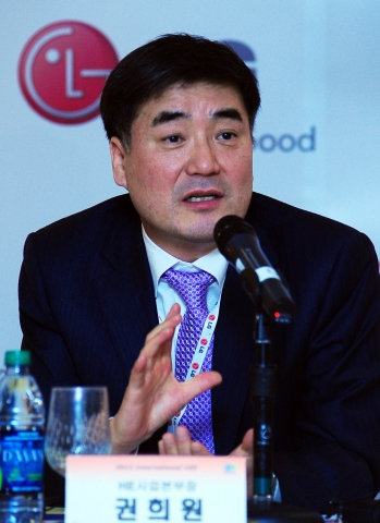 LG전자 HE 사업본부장 권희원 사장이 11일 미국 라스베이거스 임페리얼팰리스 호텔에서 열린 기자간담회에서 중장기 TV사업전략을 발표했다.