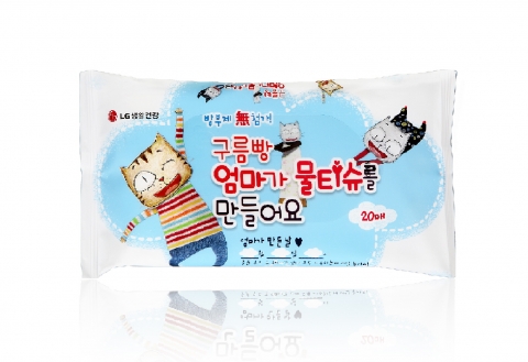LG생활건강은 드라이 티슈에 물을 부어서 직접 물티슈를 만들어 사용하는 안심 물티슈 ‘구름빵 엄마가 물티슈를 만들어요’를 출시했다.