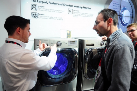 LG전자 담당자가 세계 최고 수준인 ‘다이렉트 드라이브’ 모터와 옷감에 세제수를 골고루, 빠르게 분사하는 &#039;터보워시&#039; (TurboWash™) 신기술을 결합한 드럼세탁기 신제품을 설명하고 있다.