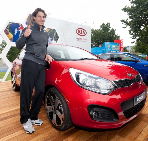 기아차 글로벌 홍보대사인 세계적 테니스 스타 라파엘 나달(Rafael Nadal)이 기념촬영을 하고 있는 모습.