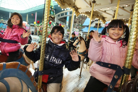 롯데월드는 법무부 범죄예방위원 서울동부지역협의회와 함께 ‘미래 꿈나무들의 놀이공원 나들이’ 행사를 마련, 다문화가정 어린이 160여명을 초청했다.