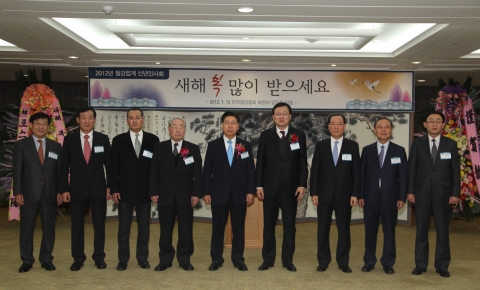 사진은 좌로부터 고려제강 홍영철 회장, 세아제강 이운형 회장, 동국제강 장세주 회장, 안병화 전상공부 장관, 철강협회 정준양 회장, 지식경제부 홍석우 장관, 현대제철 박승하 부회장