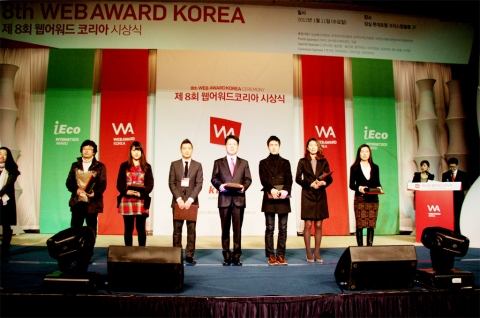 서울디지털대 정오영 부총장(가운데)이 ‘웹어워드코리아’ 시상식에서 수상 후 기념촬영을 하고 있다.