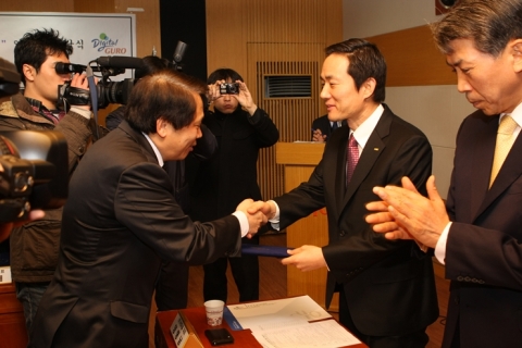 지난 12일 열린 서울시 ‘일자리 창출 우수기업’ 인증서 전달식에서 양형남 에듀윌 대표(오른쪽)가 인증서를 수여 받고 있다.